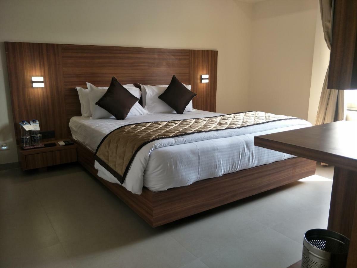 Kyriad Hotel Solapur By Othpl Exterior foto