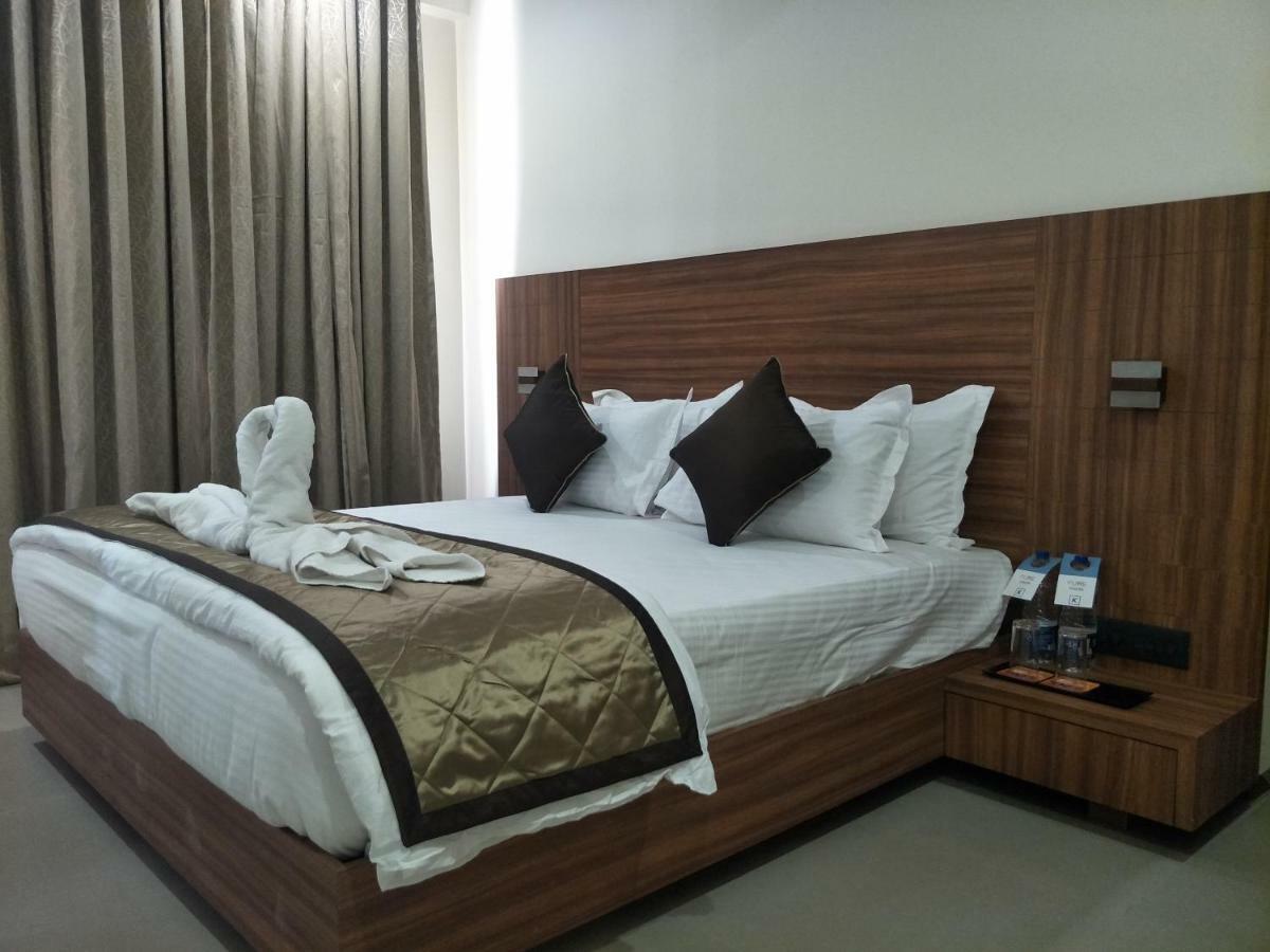 Kyriad Hotel Solapur By Othpl Exterior foto