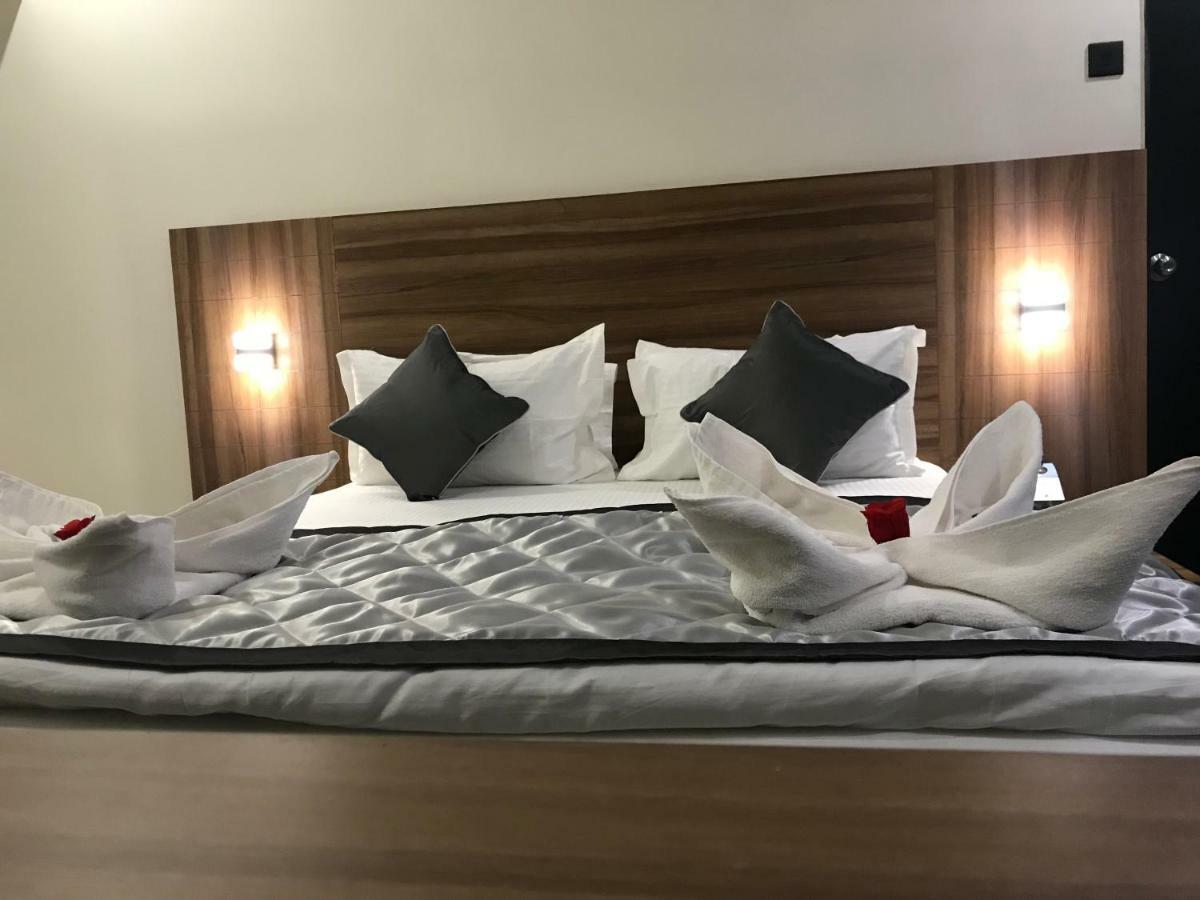 Kyriad Hotel Solapur By Othpl Exterior foto